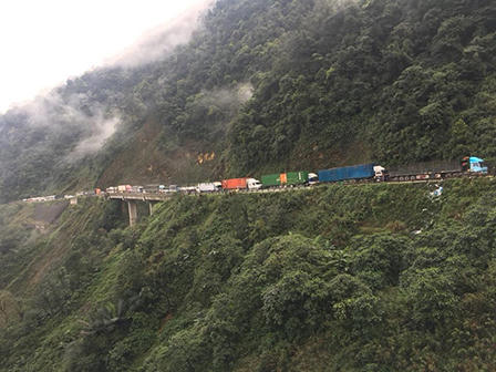 Ách tắc hơn 9 giờ trên QL8A do sạt lở đất