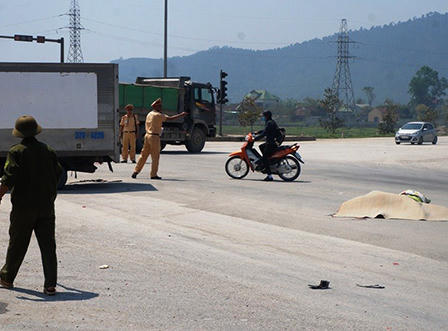 Xe tải cuốn xe máy vào gầm, 1 người chết, 1 người nguy kịch