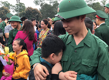 Xúc động hình ảnh hàng nghìn thanh niên Nghệ An lên đường nhập ngũ