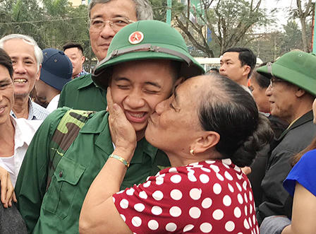 Xúc động hình ảnh hàng nghìn thanh niên Nghệ An lên đường nhập ngũ