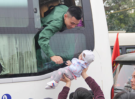 Xúc động hình ảnh hàng nghìn thanh niên Nghệ An lên đường nhập ngũ