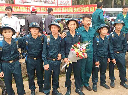 Xúc động hình ảnh hàng nghìn thanh niên Nghệ An lên đường nhập ngũ