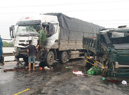 Mất lái khi mưa lớn, hai xe tải tông nhau 1 người chết, 3 người bị thương