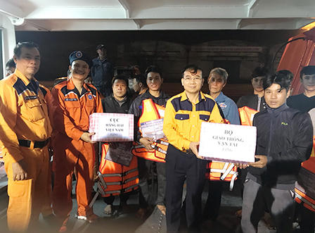 Cứu hộ thành công tàu cá cùng 8 thuyền viên chết máy trôi 3 ngày trên biển