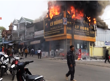 Hỏa hoạn thiêu rụi cửa hàng cạnh cây xăng, nhân viên hoảng loạn