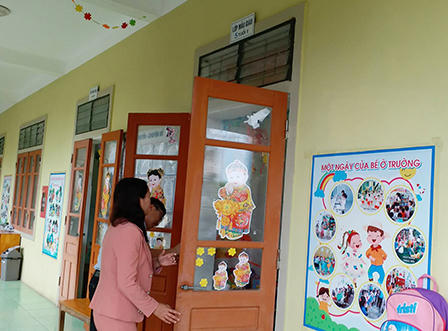 Vụ phụ huynh bắt cô giáo quỳ xin lỗi: Vết bầm tím do va chạm khi chơi đu quay