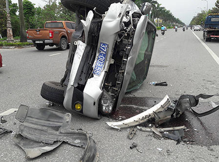 Xe biển xanh tông xe biển trắng rồi lật nhào giữa đường