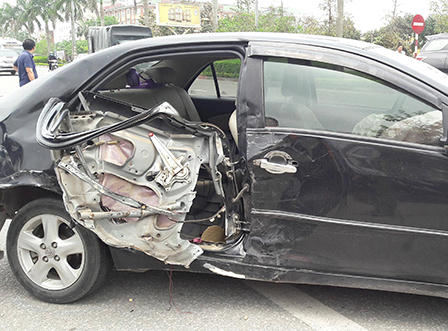 Xe biển xanh tông xe biển trắng rồi lật nhào giữa đường