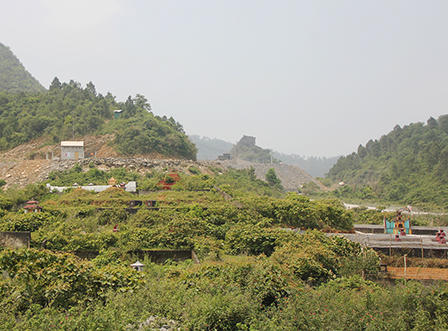 Dân lập “barie” chặn xe chở đá vì đường xuống cấp nghiêm trọng