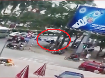 Phẫn nộ xe bán tải đi ngược chiều, lùi cán cụ bà tử vong