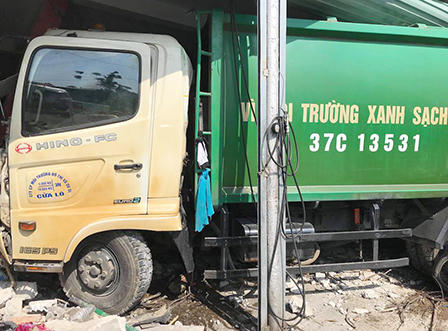 Xe chở rác mất lái tông sập nhà dân, 3 người bị thương