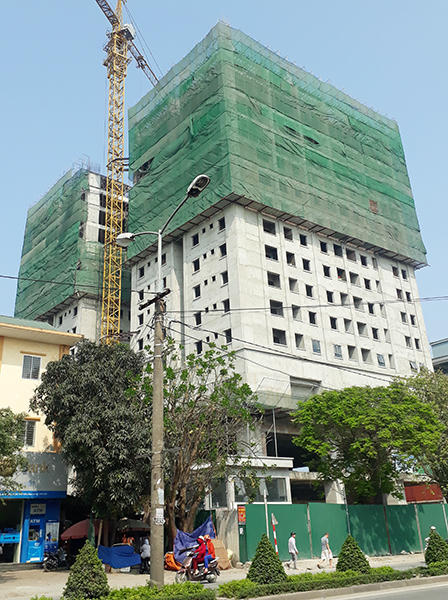 Thanh sắt từ dự án 25 tầng rơi thủng mái chợ, tiểu thương hoảng loạn