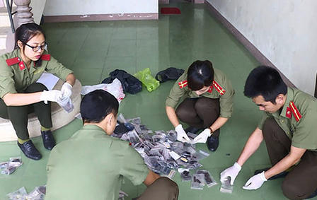 Mẹ kéo con trai dị tật vào đường dây làm giả giấy tờ, tài liệu