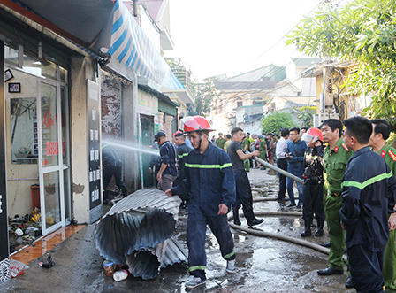 Ngọn lửa thiêu rụi ba ki ốt và một xe ô tô ở chợ