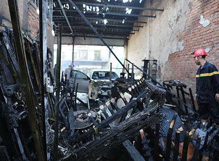 Ngọn lửa thiêu rụi ba ki ốt và một xe ô tô ở chợ