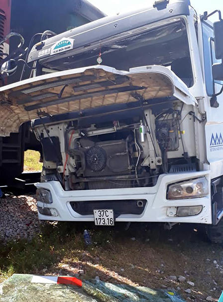 Cố vượt đường sắt, xe bồn bị tàu hàng tông nát đầu