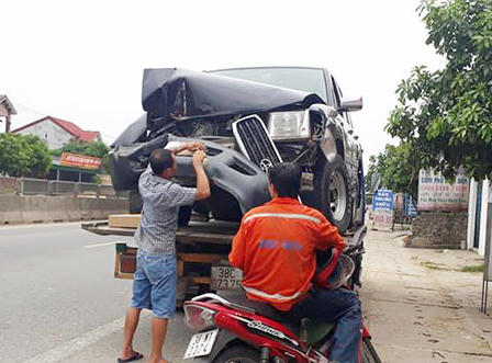 Ô tô biển xanh tông hai xe máy, 2 người đàn ông bị thương
