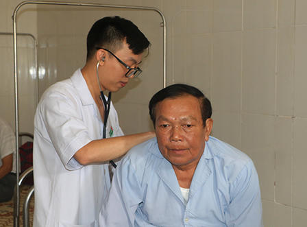 Một tháng sau bữa cháo gà, mới phát hiện mẩu xương trong phế quản