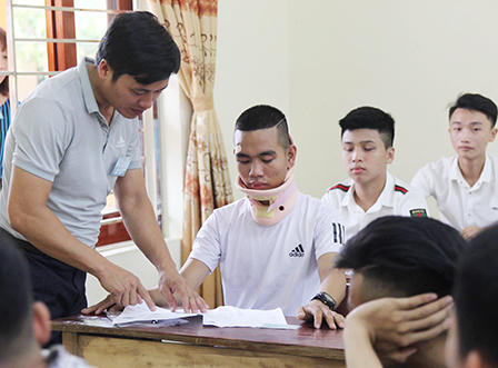 Con bảo vệ luận án tiến sỹ mẹ vẫn quyết tâm thi THPT