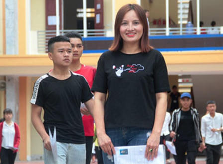 Con bảo vệ luận án tiến sỹ mẹ vẫn quyết tâm thi THPT