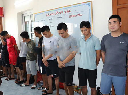 Bắt 13 đối tượng trong đường dây cá độ bóng đá hàng chục tỷ đồng