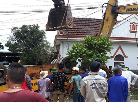 Xe lu lập úp, tài xế bị đè tử vong