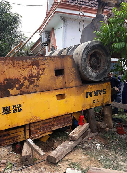 Xe lu lập úp, tài xế bị đè tử vong