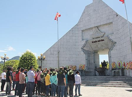 Đoàn công tác Báo PLVN viếng Nghĩa trang liệt sĩ Việt – Lào, khu di tích Ngã ba Đồng Lộc 
