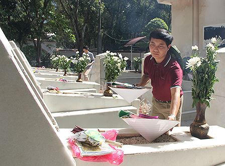 Đoàn công tác Báo PLVN viếng Nghĩa trang liệt sĩ Việt – Lào, khu di tích Ngã ba Đồng Lộc 