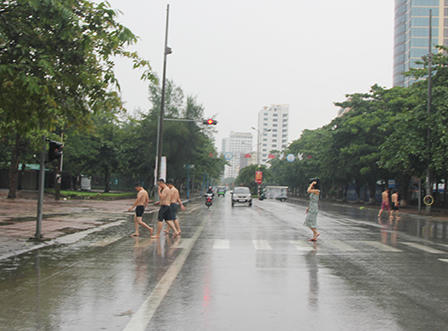 Du khách vẫn tắm biển Cửa Lò khi bão Sơn Tinh sắp đổ bộ đất liền