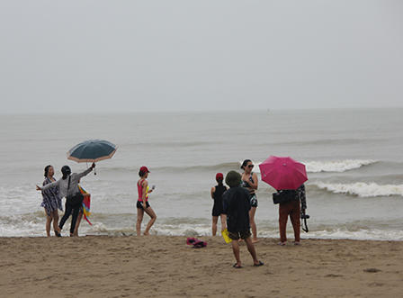 Du khách vẫn tắm biển Cửa Lò khi bão Sơn Tinh sắp đổ bộ đất liền