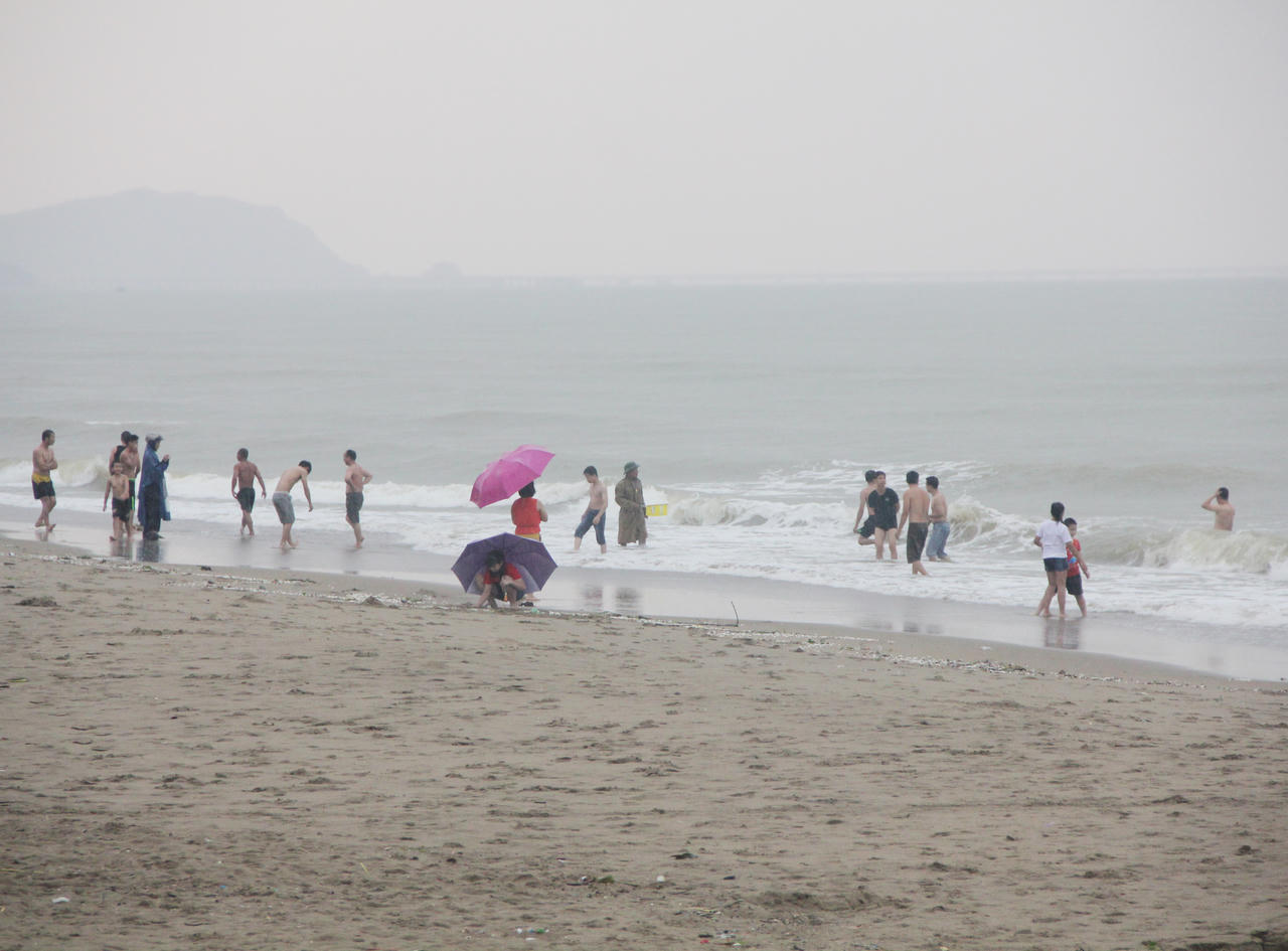 Du khách vẫn tắm biển Cửa Lò khi bão Sơn Tinh sắp đổ bộ đất liền