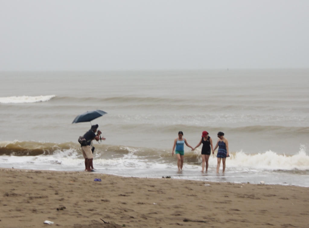 Du khách vẫn tắm biển Cửa Lò khi bão Sơn Tinh sắp đổ bộ đất liền