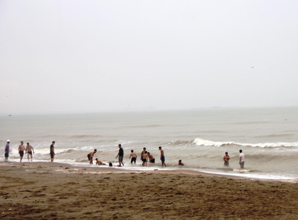 Du khách vẫn tắm biển Cửa Lò khi bão Sơn Tinh sắp đổ bộ đất liền