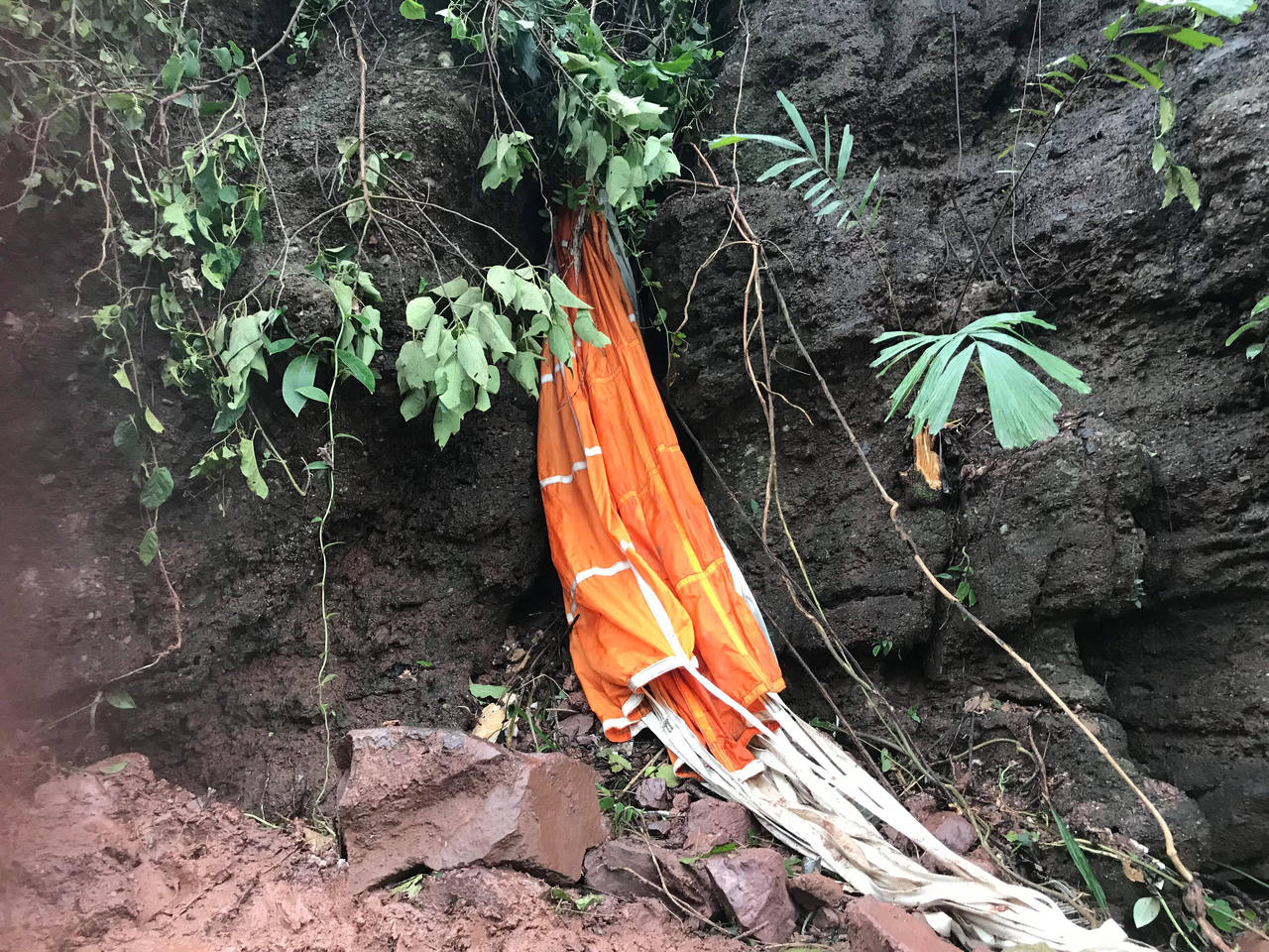 Hiện trường nơi xảy ra vụ rơi máy bay SU22 hai phi công hy sinh