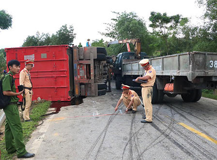 Hai container tông nhau trên đường Hồ Chí Minh 2 người chết, 1 người bị thương