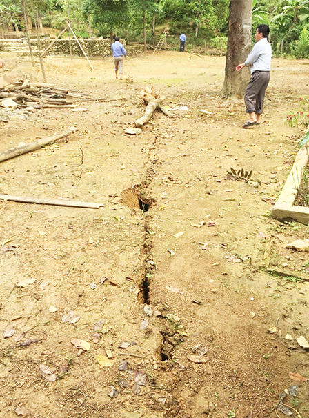 Hoang mang vết nứt lạ dài 800m đe dọa 2 điểm trường học 