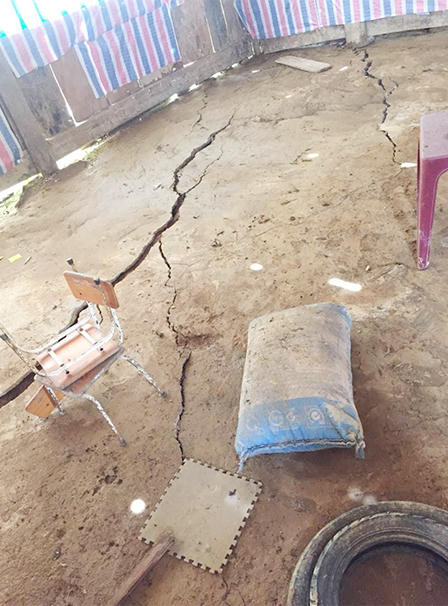 Hoang mang vết nứt lạ dài 800m đe dọa 2 điểm trường học 