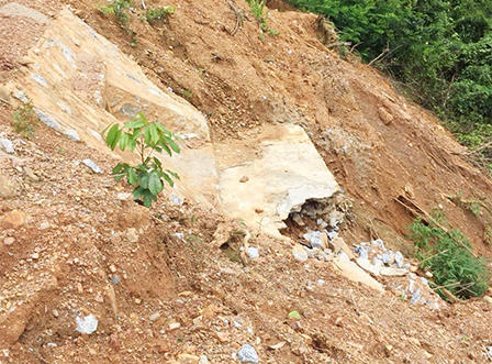 Hoang mang vết nứt lạ dài 800m đe dọa 2 điểm trường học 