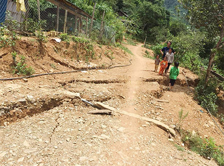 Hoang mang vết nứt lạ dài 800m đe dọa 2 điểm trường học 