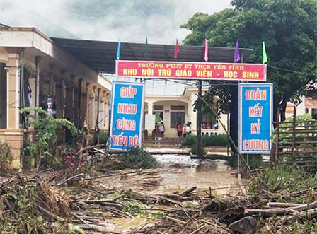 Lũ quét bất ngờ trong đêm, thầy trò tháo chạy