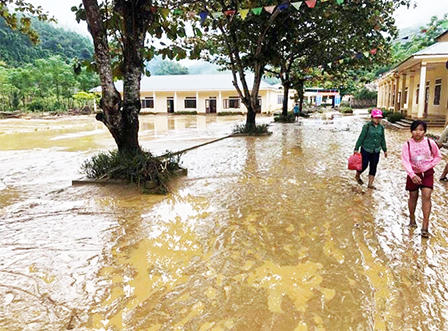 Lũ quét bất ngờ trong đêm, thầy trò tháo chạy