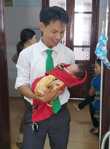Tài xế taxi thành “bà đỡ bất đắc dĩ” giúp sản phụ sinh bé trai 3,5kg 