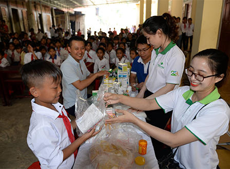 Đêm hội trăng rằm cho gần 700 trẻ em tại xã nghèo huyện biên giới