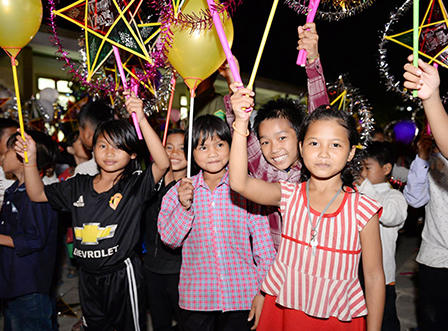 Đêm hội trăng rằm cho gần 700 trẻ em tại xã nghèo huyện biên giới