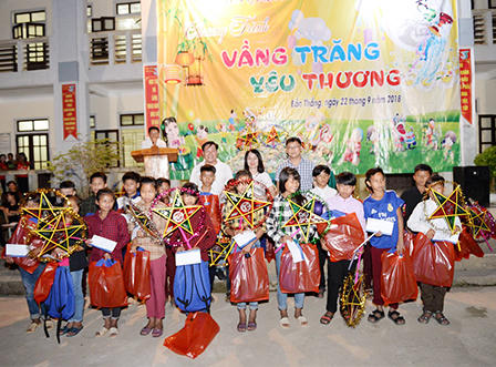 Đêm hội trăng rằm cho gần 700 trẻ em tại xã nghèo huyện biên giới