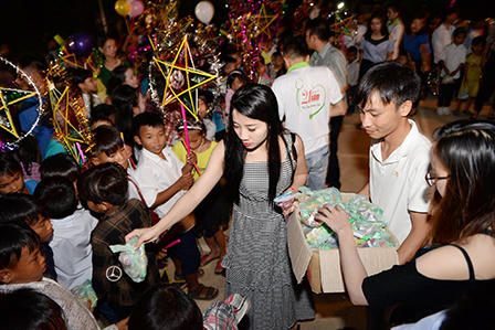 Đêm hội trăng rằm cho gần 700 trẻ em tại xã nghèo huyện biên giới