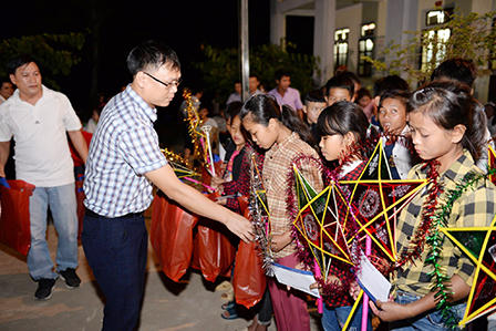 Đêm hội trăng rằm cho gần 700 trẻ em tại xã nghèo huyện biên giới