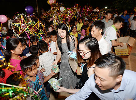 Đêm hội trăng rằm cho gần 700 trẻ em tại xã nghèo huyện biên giới
