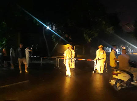 Cảnh sát luân phiên phong tỏa, kêu gọi đối tượng cố thủ trong nhà đầu thú